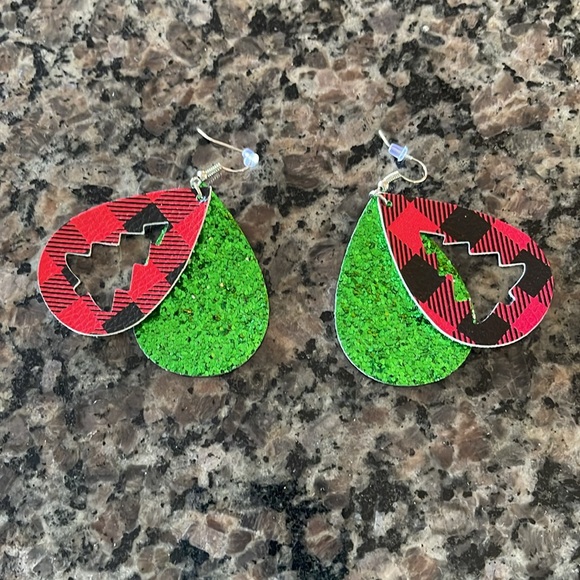 Christmas Dangle Earrings 🎄 - Picture 2 of 3